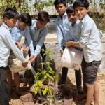 पृथ्वी दिवस पर विद्यालय में छात्रों ने दिया पर्यावरण संरक्षण का संदेश, प्लास्टिक बीनकर किया जागरूकता का अनूठा प्रयास IMG 20250422 WA0024