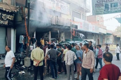 मुख्य बाजार की JC फैशन शॉप में भीषण आग, लाखों का नुकसान — व्यापारियों में आक्रोश, संदिग्ध नकाबपोश युवक सीसीटीवी में कैद IMG 20250424 WA0029