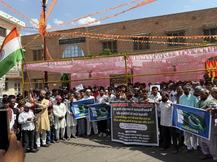 पहलगाम में हुई आतंकी घटना के विरोध में सरहद के मुस्लिम समाज ने पाकिस्तान के झंडे जलाए IMG 20250426 WA0126
