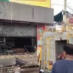 बालोतरा के पीएनपी हैंडलूम में सुबह-सवेरे लगी भीषण आग, दमकल कर्मियों की सूझबूझ से टली बड़ी अनहोनी IMG 20250415 130827