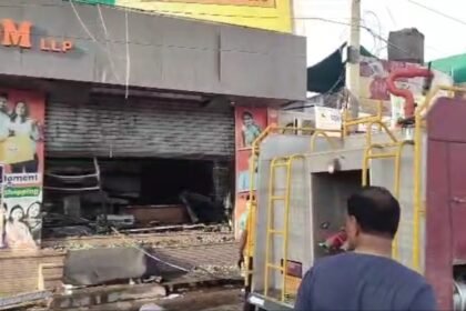 बालोतरा के पीएनपी हैंडलूम में सुबह-सवेरे लगी भीषण आग, दमकल कर्मियों की सूझबूझ से टली बड़ी अनहोनी IMG 20250415 130827