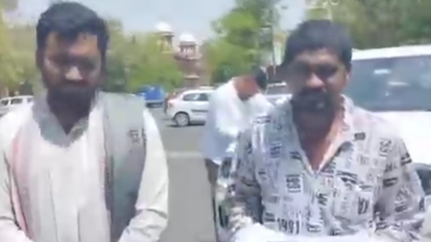 कफन ओढ़ कर पहुंचे कलेक्टर कार्यालय: सांसी समाज ने मांगी श्मशान भूमि, बोले – क्या मरने के बाद भी हमारी आत्माएं भटकती रहेंगी? IMG 20250417 173647