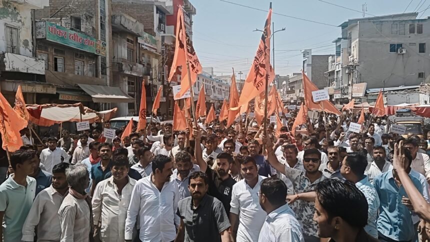 बालोतरा में आतंकवादी हमले के खिलाफ सर्व हिंदू समाज की विशाल रैली IMG 20250426 161628