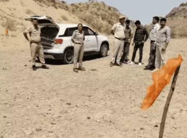 डोडा-पोस्त तस्करों और पुलिस में मुठभेड़: एक तस्कर घायल, दूसरा गिरफ्तार, कार जब्त 1000300942