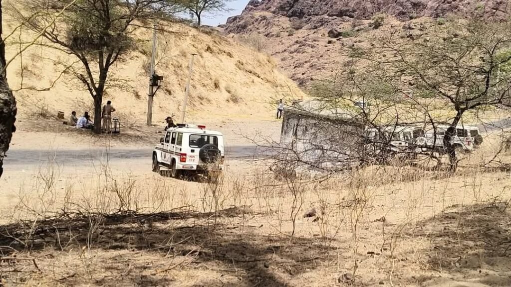 डोडा-पोस्त तस्करों और पुलिस में मुठभेड़: एक तस्कर घायल, दूसरा गिरफ्तार, कार जब्त 1000300973