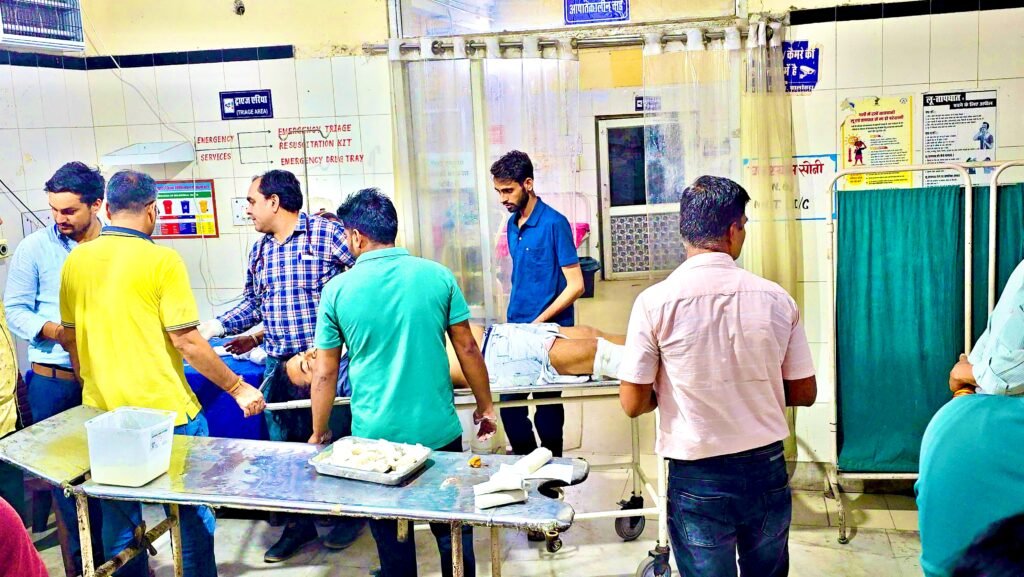 सिवाना में सोना-चांदी व्यापारी पर दिनदहाड़े हमला: हमलावरों ने कार को टक्कर मार लाठी-डंडों से पीटा 1000362953 1