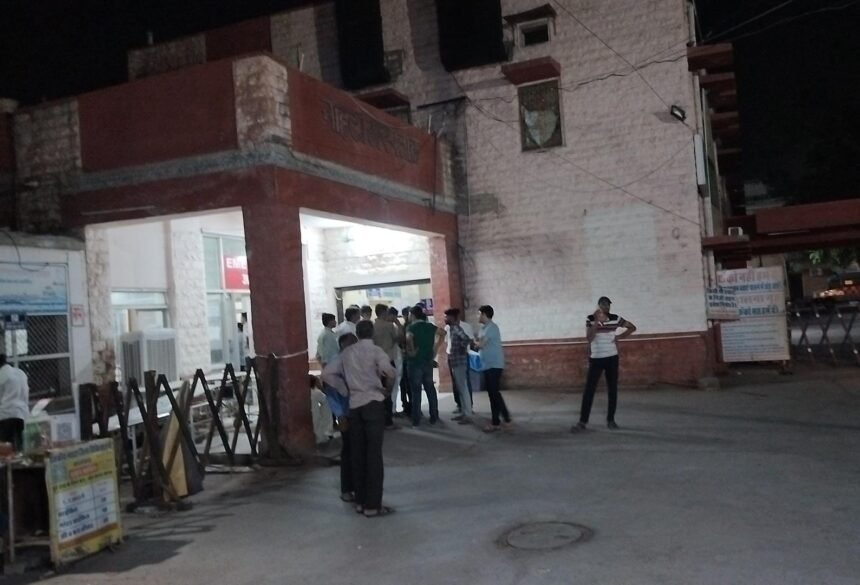 बालोतरा : पचपदरा बायपास पर अज्ञात वाहन ने बाइक सवारों को मारी टक्कर, एक की मौके पर मौत, दूसरा गंभीर घायल, गांव जा रहे थे दोनों IMG 20250504 WA0003