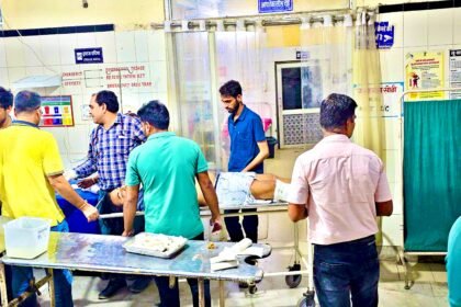 सोने-चांदी के व्यापारी की कार रोककर दिनदहाड़े लाठी-डंडों से जानलेवा हमला, व्यापारी गंभीर घायल IMG 20250521 145749 1