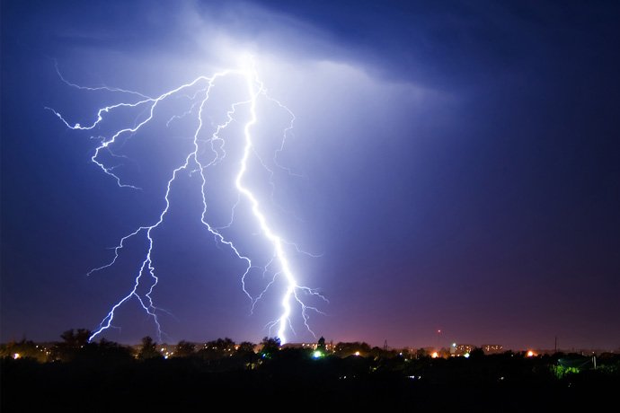 आकाशीय बिजली के प्रभाव से आमजन बचाव के उपायों को अपनाकर रहे सुरक्षित ThinkstockPhotos Lightning 146914924