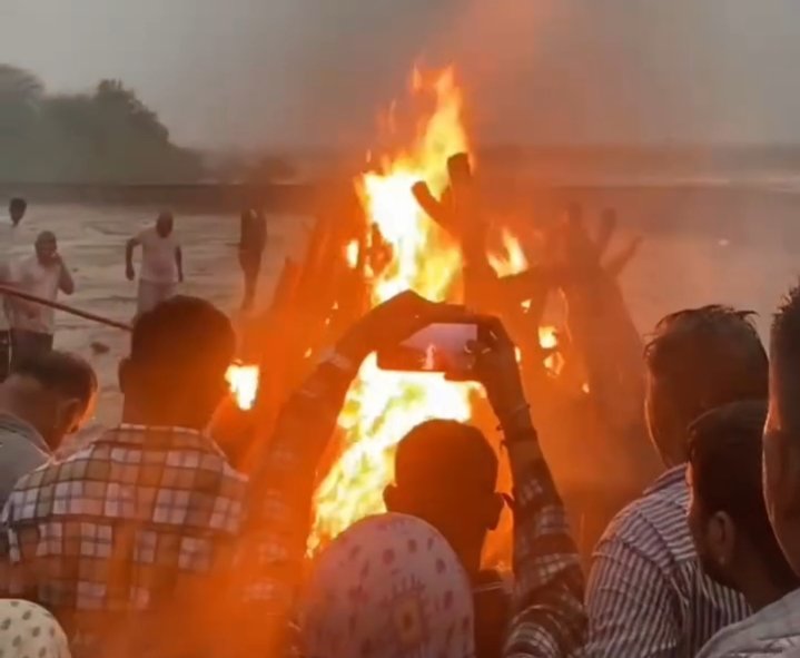विमान हादसे में जोधपुर की बेटी खुशबू की मौत: शव पहुंचा खाराबेरा गांव, रो पड़ा सारा माहौला, कुदरत भी बरसी अश्रु रूप में 1000441414 1