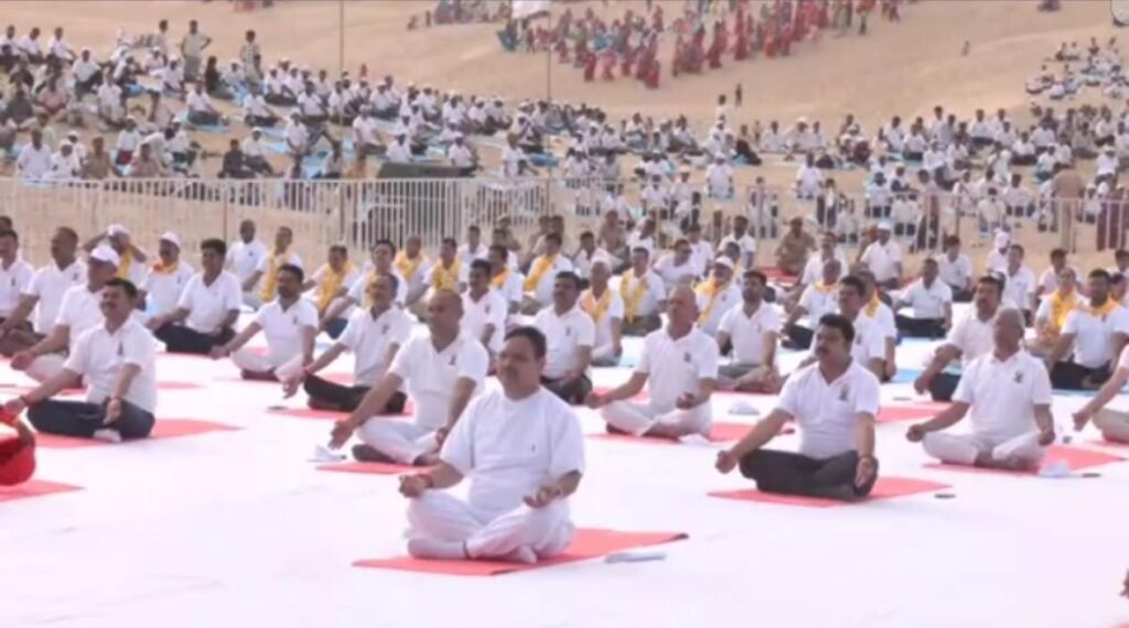 जैसलमेर: योग दिवस पर मुख्यमंत्री भजनलाल शर्मा ने खुहड़ी सैंड ड्यून्स में किया योगाभ्यास, 1000456614