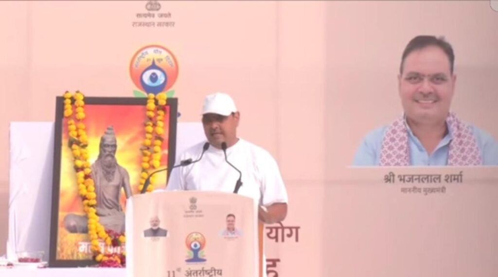 जैसलमेर: योग दिवस पर मुख्यमंत्री भजनलाल शर्मा ने खुहड़ी सैंड ड्यून्स में किया योगाभ्यास, 1000456615