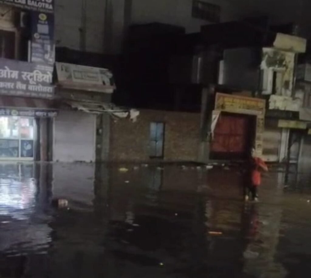 बालोतरा में पहली ही बारिश ने खोल दी नगर परिषद की पोल: राहत के साथ आई आफत, नालों की सफाई और जलनिकासी व्यवस्था फेल 1000456654 1