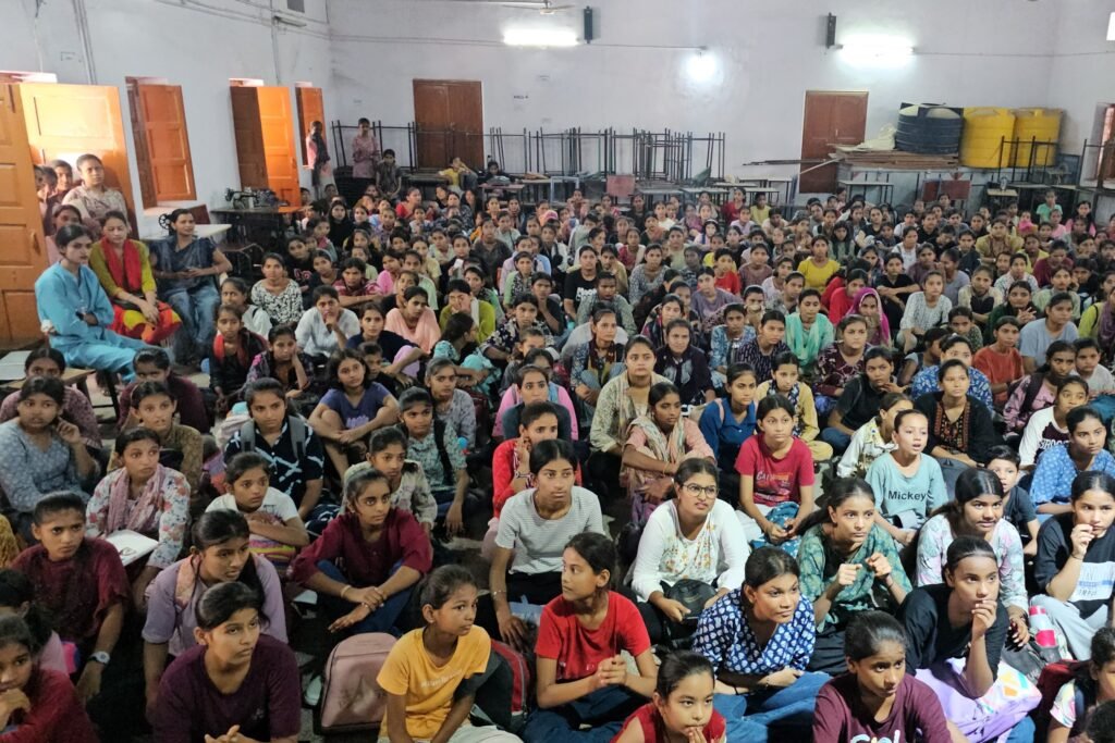 ग्रीष्मकालीन अवकाश में बालिकाओ को बनाया जा रहा है हुनरमंद, टीम बाड़मेर का निःशुल्क अभिरुचि प्रशिक्षण शिविर बेटियों को आ रहा है खूब रास 1001051862