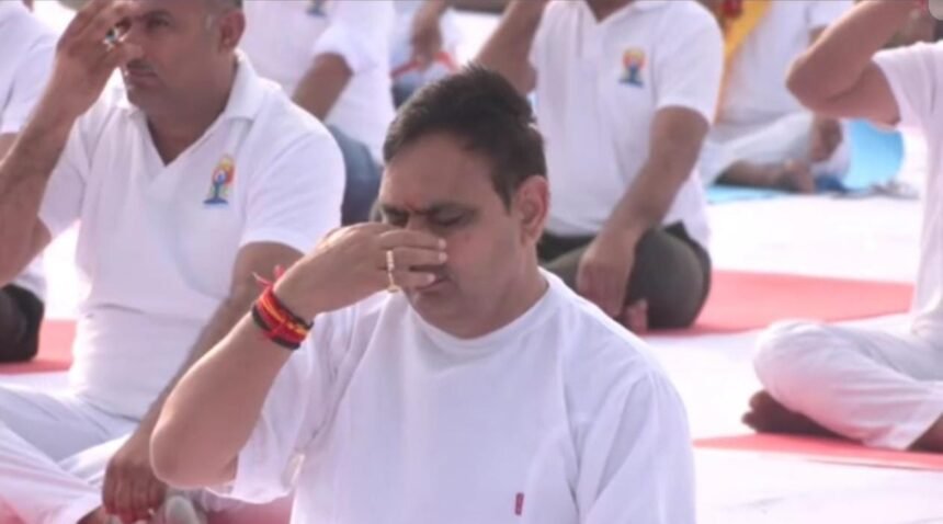 जैसलमेर: योग दिवस पर मुख्यमंत्री भजनलाल शर्मा ने खुहड़ी सैंड ड्यून्स में किया योगाभ्यास, IMG 20250621 WA0004