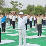अंतरराष्ट्रीय योग दिवस पर बाड़मेर में आदर्श स्टेडियम में हुआ सामूहिक योगाभ्यास प्रभारी मंत्री जोराराम कुमावत ने योग कर स्वस्थ जीवन जीने का दिया संदेश IMG 20250621 WA0051