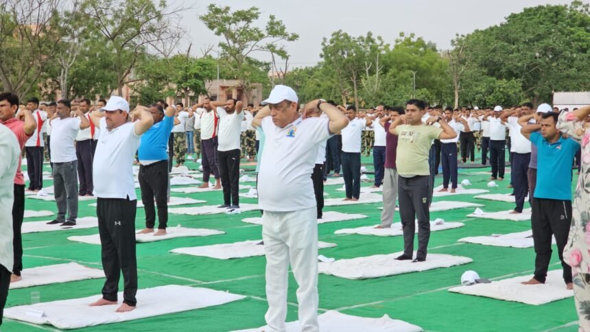 अंतरराष्ट्रीय योग दिवस पर बाड़मेर में आदर्श स्टेडियम में हुआ सामूहिक योगाभ्यास प्रभारी मंत्री जोराराम कुमावत ने योग कर स्वस्थ जीवन जीने का दिया संदेश IMG 20250621 WA0051