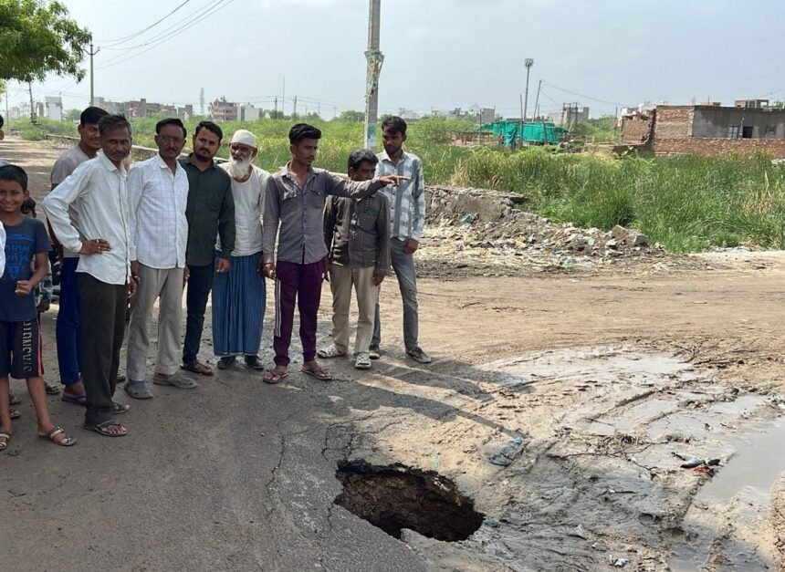 बालोतरा न्यू बस स्टैंड के पास सीवरेज पाइपलाइन क्षति बनी हादसे का कारण, आमजन परेशान IMG 20250622 WA0009