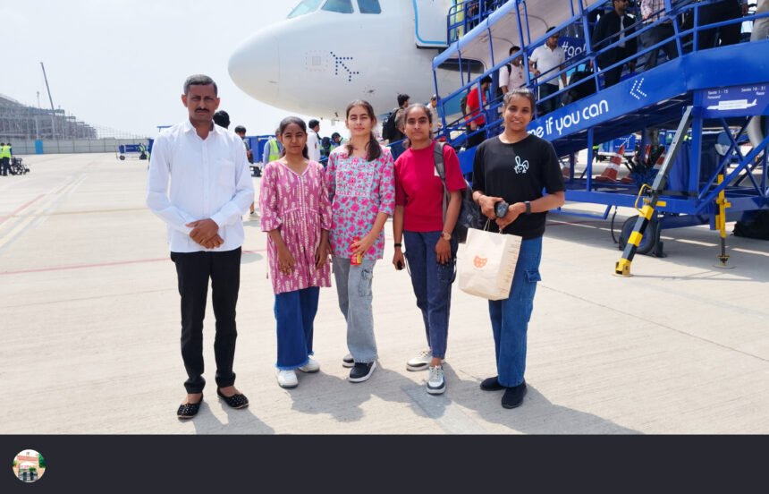 होनहार विद्यार्थियों को शिक्षक ने अपने निजी खर्च से करवाईं हवाई यात्रा InShot 20250628 165356066