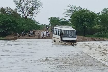 बायतु में लूनी नदी की रपट पर बस चालक की लापरवाही, बड़ा हादसा टलाजिला कलक्टर श्री यादव ने कार्यवाही कर गाड़ी को किया सीज 1000573144