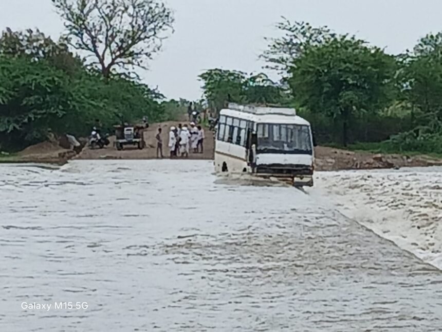 बायतु में लूनी नदी की रपट पर बस चालक की लापरवाही, बड़ा हादसा टलाजिला कलक्टर श्री यादव ने कार्यवाही कर गाड़ी को किया सीज 1000573144