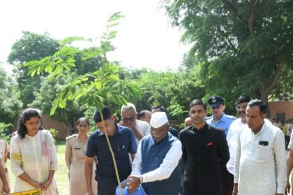 राज्यपाल हरिभाऊ बागड़े एक दिवसीय यात्रा पर पहुंचे बालोतराजिला स्तरीय अधिकारियों की बैठक कर दिये योजनाओं के प्रभावी क्रियान्वयन के निर्देशसमाज के अंतिम छोर पर खड़े व्यक्ति तक पहुंचे लाभ 1000579262