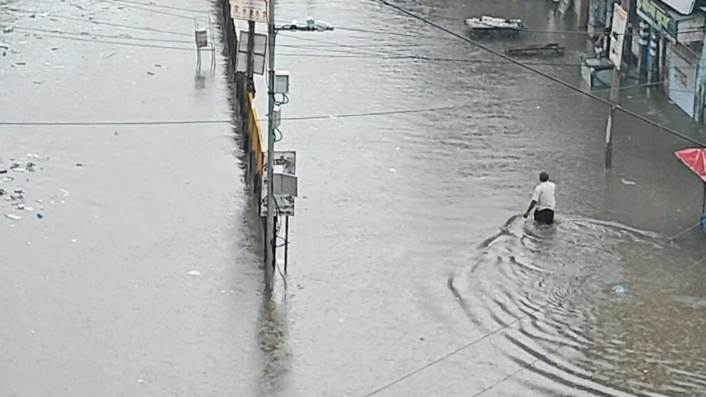 बालोतरा में बारिश बनी वरदान भी और आफत भी: राहत के बीच नगर परिषद की लापरवाही से बिगड़े हालात 1001106681