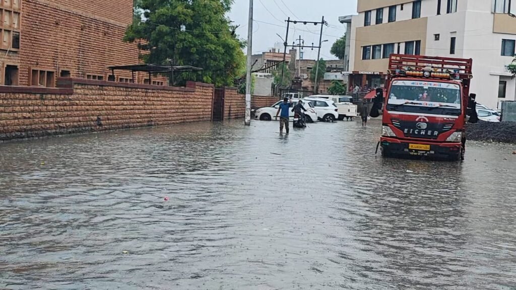 बालोतरा में बारिश बनी वरदान भी और आफत भी: राहत के बीच नगर परिषद की लापरवाही से बिगड़े हालात 1001106713