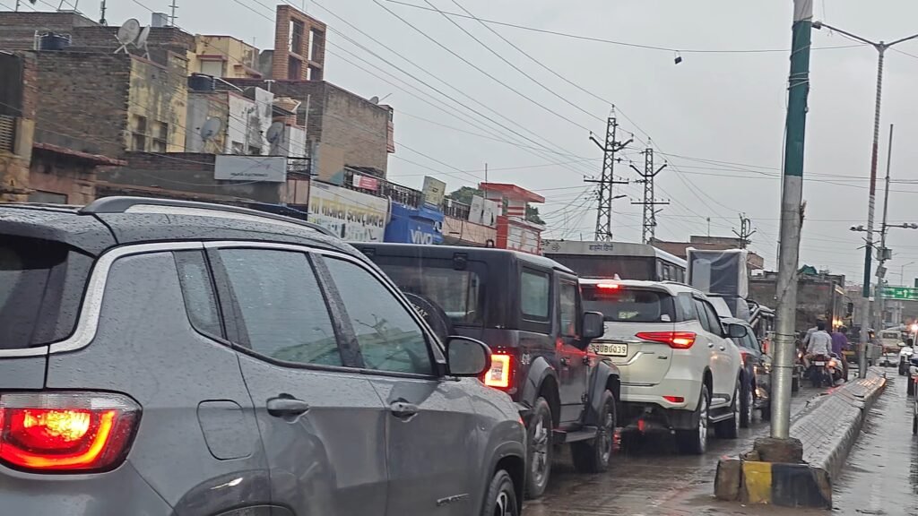 बालोतरा में बारिश बनी वरदान भी और आफत भी: राहत के बीच नगर परिषद की लापरवाही से बिगड़े हालात 1001106768