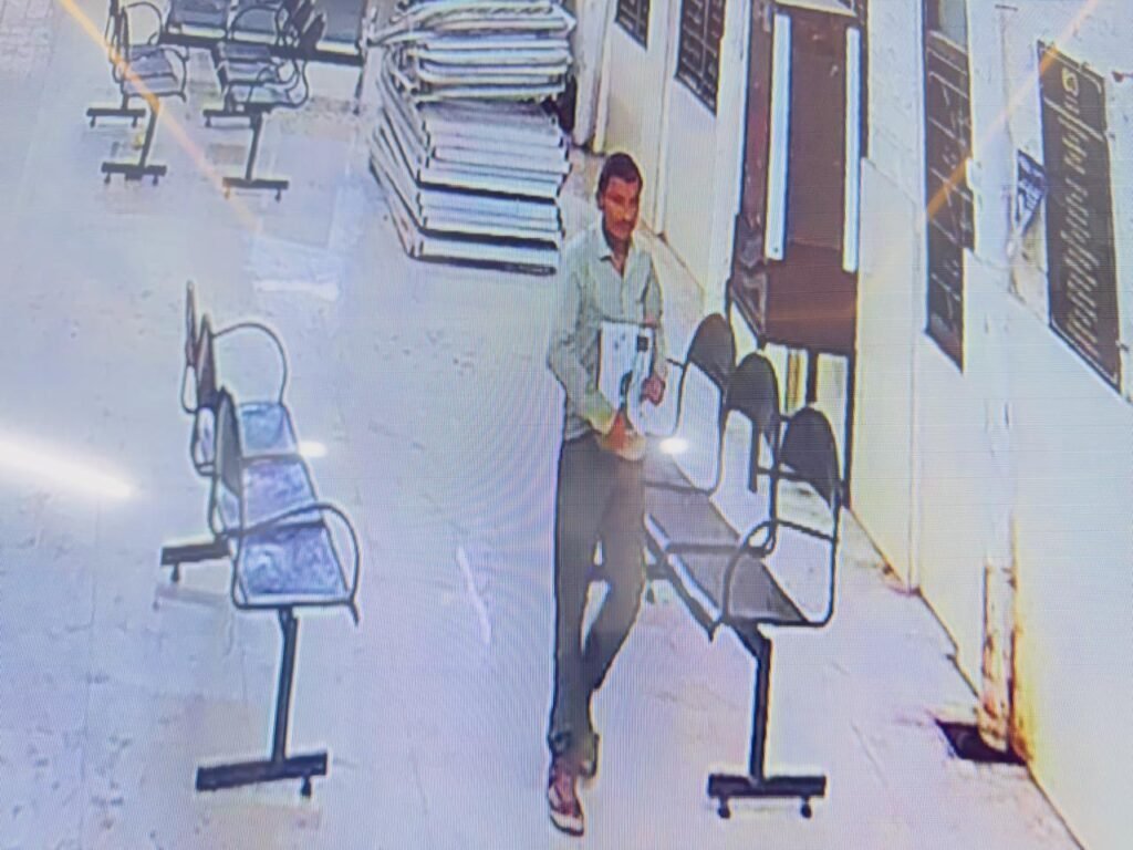 बालोतरा के जिला अस्पताल में मरीजों के लिए लगाया गया चार्जर चोरी, पूरी घटना CCTV में कैद.. 2 बालोतरा के जिला अस्पताल में मरीजों के लिए लगाया गया चार्जर चोरी, पूरी घटना CCTV में कैद.. 1001147928