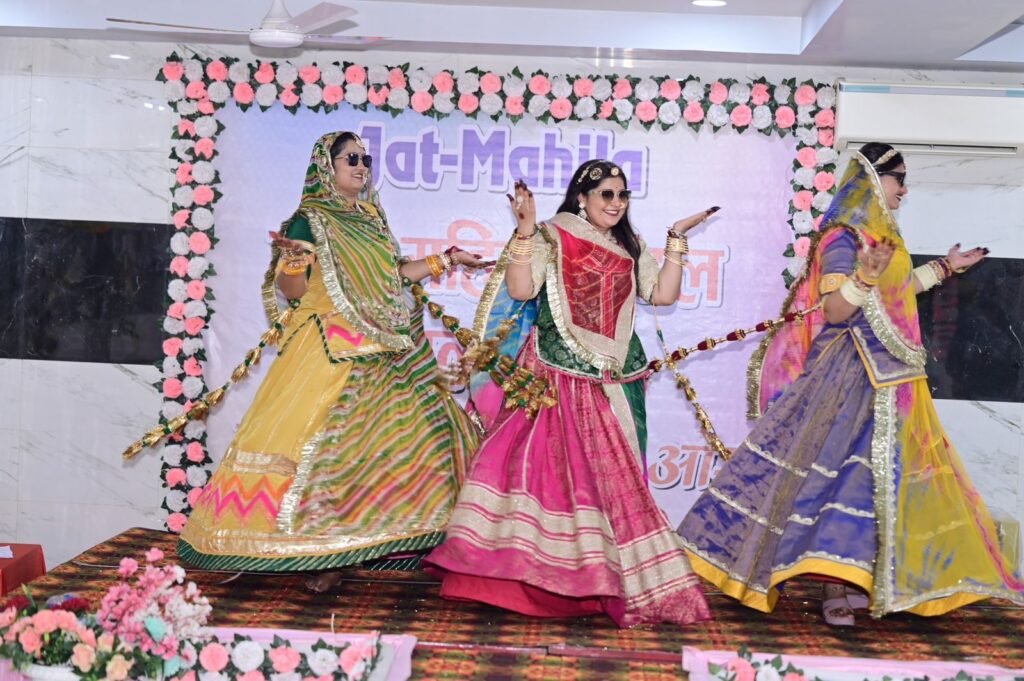 पारंपरिक परिधानों में महिलाओं ने सजाया सावन महोत्सव का मंच, झलकी लोक संस्कृति 2 पारंपरिक परिधानों में महिलाओं ने सजाया सावन महोत्सव का मंच, झलकी लोक संस्कृति 1001170519 1