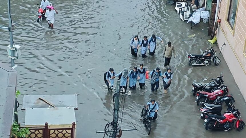 बालोतरा में बारिश बनी वरदान भी और आफत भी: राहत के बीच नगर परिषद की लापरवाही से बिगड़े हालात IMG 20250704 WA0032