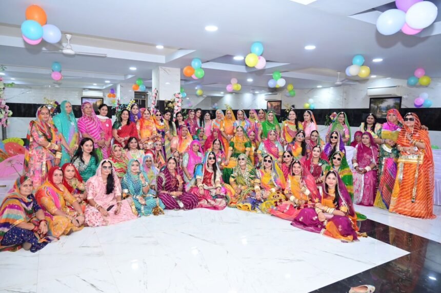 पारंपरिक परिधानों में महिलाओं ने सजाया सावन महोत्सव का मंच, झलकी लोक संस्कृति IMG 20250722 WA0129