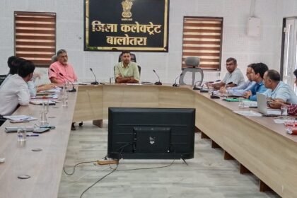 जिला कलक्टर यादव ने बैठक कर जर्जर स्कूल भवनों के सर्वे और मरम्मत के निर्देश,, बच्चों की सुरक्षा सर्वाेच्च प्राथमिकता- जिला कलक्टर IMG 20250726 WA00641