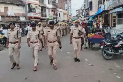 नव नियुक्त पुलिस अधीक्षक रमेश आईपीएस द्वारा बालोतरा शहर में पुलिस जाब्ते के साथ सांयकालीन पैदल गश्त कर रूट मार्च निकाला गया IMG 20250725 21310822