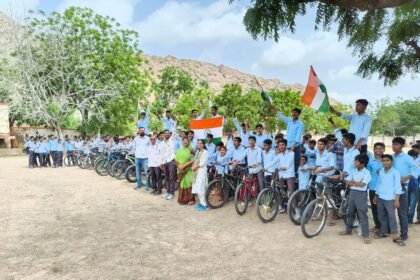'हर घर तिरंगा, हर घर स्वच्छता' अभियान की धूम: जिले भर में बच्चों ने संदेश 1000638340