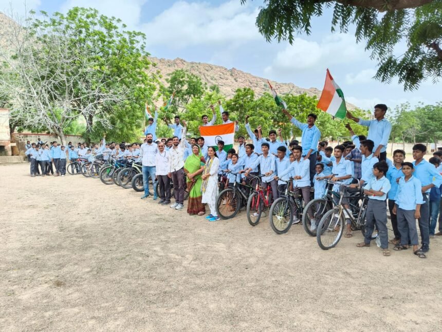 'हर घर तिरंगा, हर घर स्वच्छता' अभियान की धूम: जिले भर में बच्चों ने संदेश 1000638340