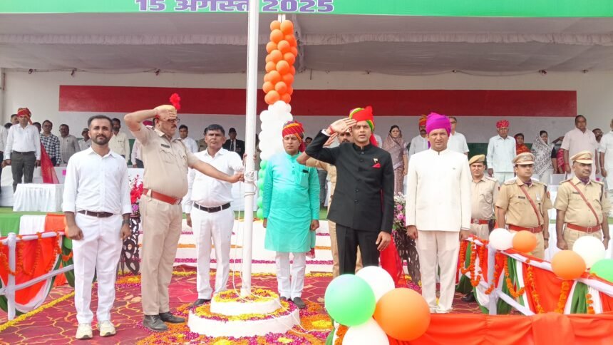 हर्षौल्लास के साथ 79 वें स्वतंत्रता दिवस पर जिला स्तरीय समारोह कार्यक्रम आयोजितजिला कलक्टर सुशील कुमार यादव ने किया ध्वजारोहणउत्कृष्ठ कार्य करने वाले कार्मिकों एवं समाजसेवियों को किया सम्मानित 1000663397