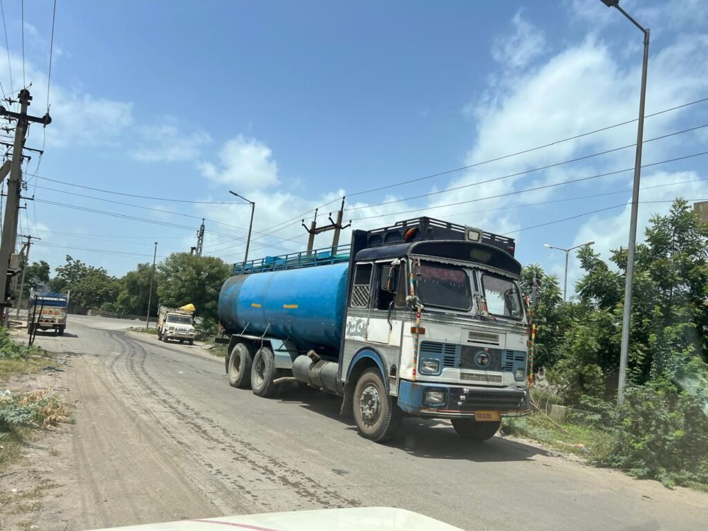 अवैध संचालित टैंकरो पर परिवहन विभाग सख्त नियम विरूद्ध संचालित वाहनों पर लगातार कार्यवाही जारी 1001224632