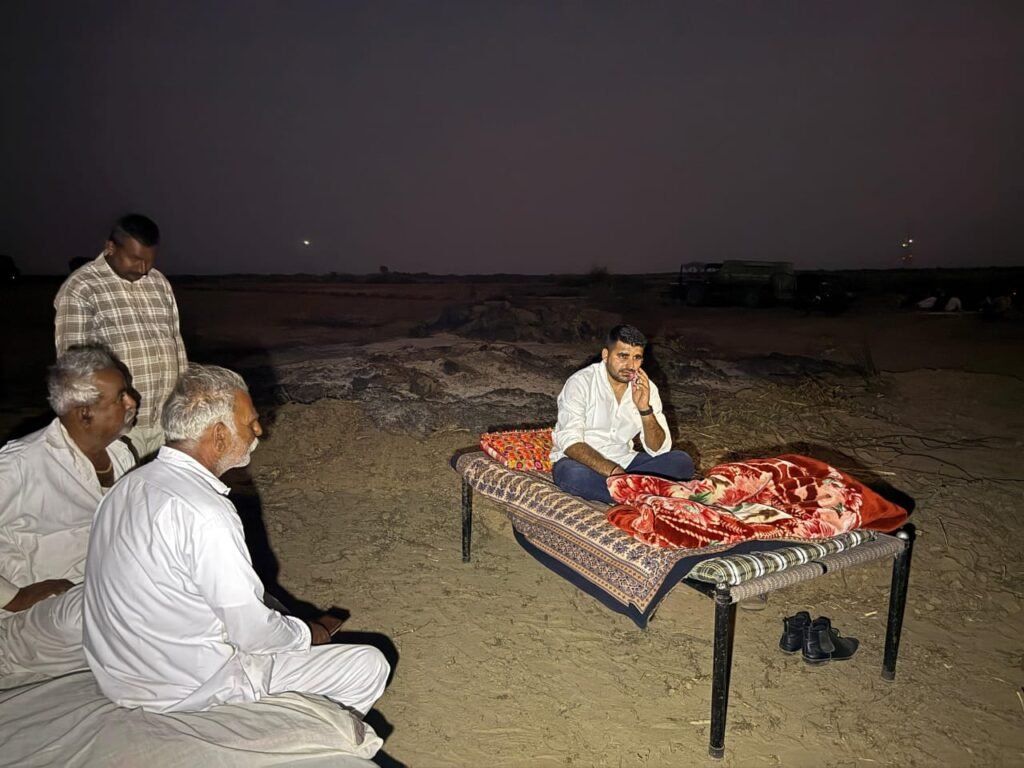 खेजड़ी की अवैध कटाई और जलाए जाने की घटनाओं पर रविन्द्र सिंह भाटी का कड़ा विरोध, राख पर बिताई रात, प्रशासन से मांगी जवाबदेही, धरना जारी 1001225099