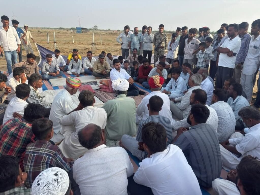 खेजड़ी की अवैध कटाई और जलाए जाने की घटनाओं पर रविन्द्र सिंह भाटी का कड़ा विरोध, राख पर बिताई रात, प्रशासन से मांगी जवाबदेही, धरना जारी 1001225143