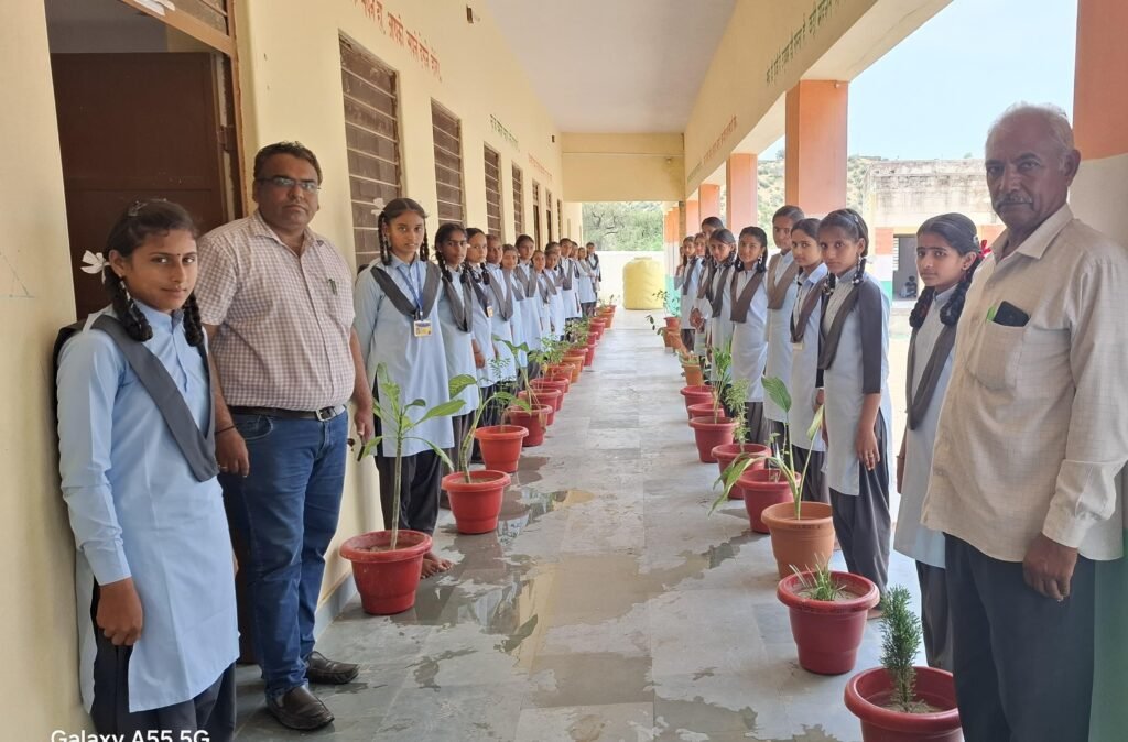 एक पेड़ माँ के नाम अभियान के तहत कालेवा राजकीय विद्यालय की अनूठी पहल 1001232753