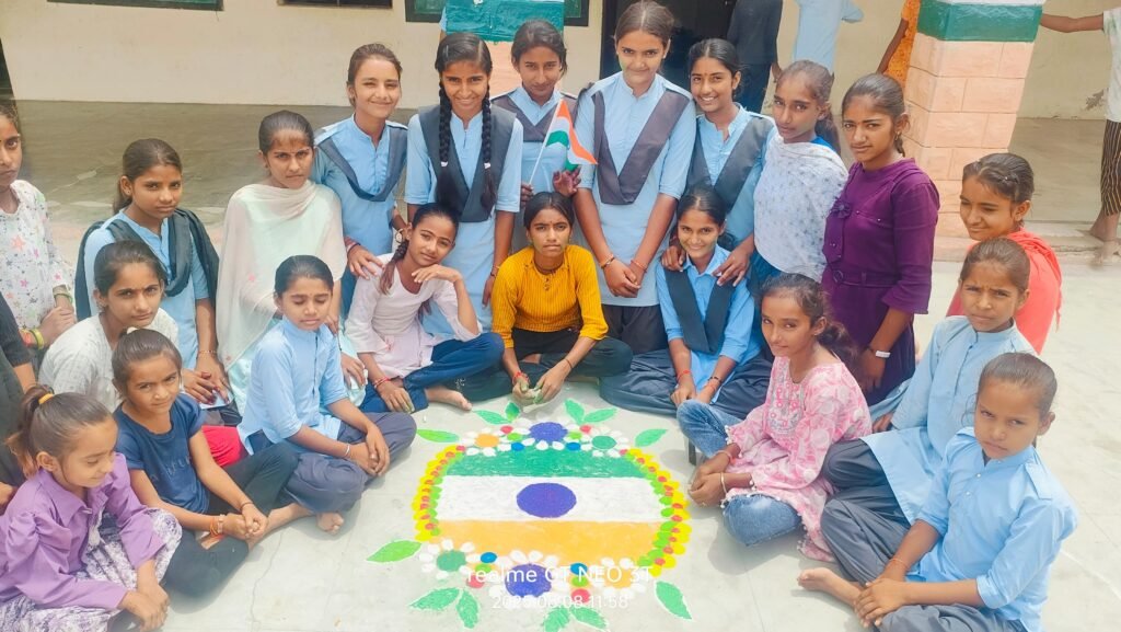 'हर घर तिरंगा, हर घर स्वच्छता' अभियान की धूम: जिले भर में बच्चों ने संदेश 1001241675