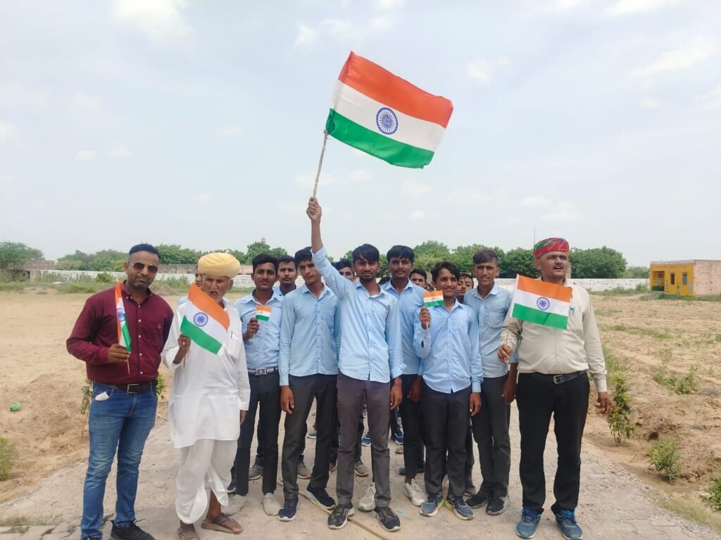 'हर घर तिरंगा, हर घर स्वच्छता' अभियान की धूम: जिले भर में बच्चों ने संदेश 1001241676 1