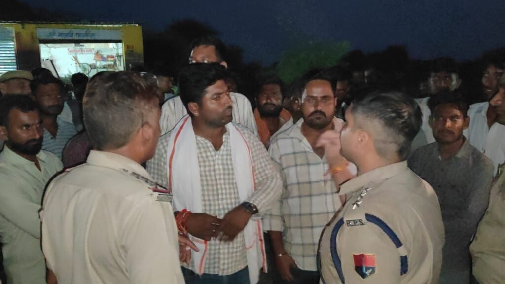 जहरीला पानी घुसा गांव-गांव, फसलें चौपट; न्याय की मांग को लेकर ग्रामीण धरने पर 1001258630