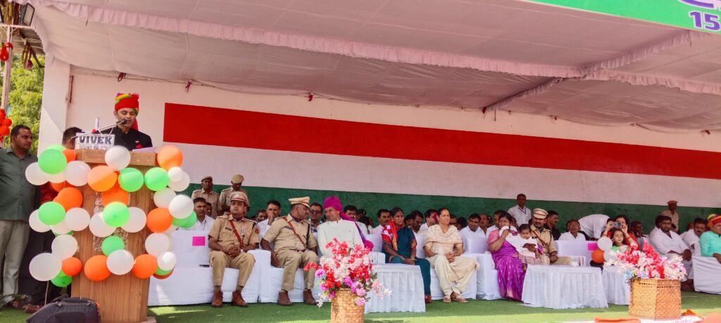 हर्षौल्लास के साथ 79 वें स्वतंत्रता दिवस पर जिला स्तरीय समारोह कार्यक्रम आयोजितजिला कलक्टर सुशील कुमार यादव ने किया ध्वजारोहणउत्कृष्ठ कार्य करने वाले कार्मिकों एवं समाजसेवियों को किया सम्मानित 1001275354