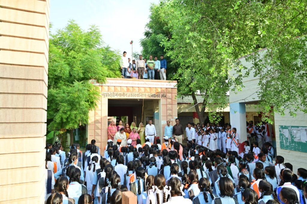 जसोलधाम ने स्वतंत्रता दिवस पर दिखाया सेवा भाव, 26 स्कूलों में वितरित किए 7500 प्रसाद पैकेट 1001280004