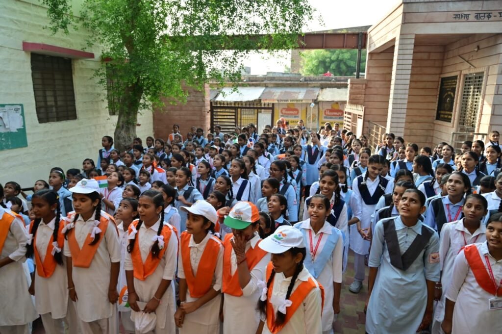 जसोलधाम ने स्वतंत्रता दिवस पर दिखाया सेवा भाव, 26 स्कूलों में वितरित किए 7500 प्रसाद पैकेट 1001280005