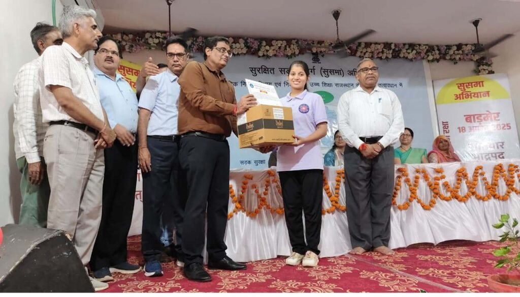 सड़क सुरक्षा नियमों का प्रशिक्षण,छात्राओं को बांटे हेलमेट,सुसमा अभियान के तहत एमबीसी कन्या महाविद्यालय में कार्यक्रम आयोजित। 1001288493