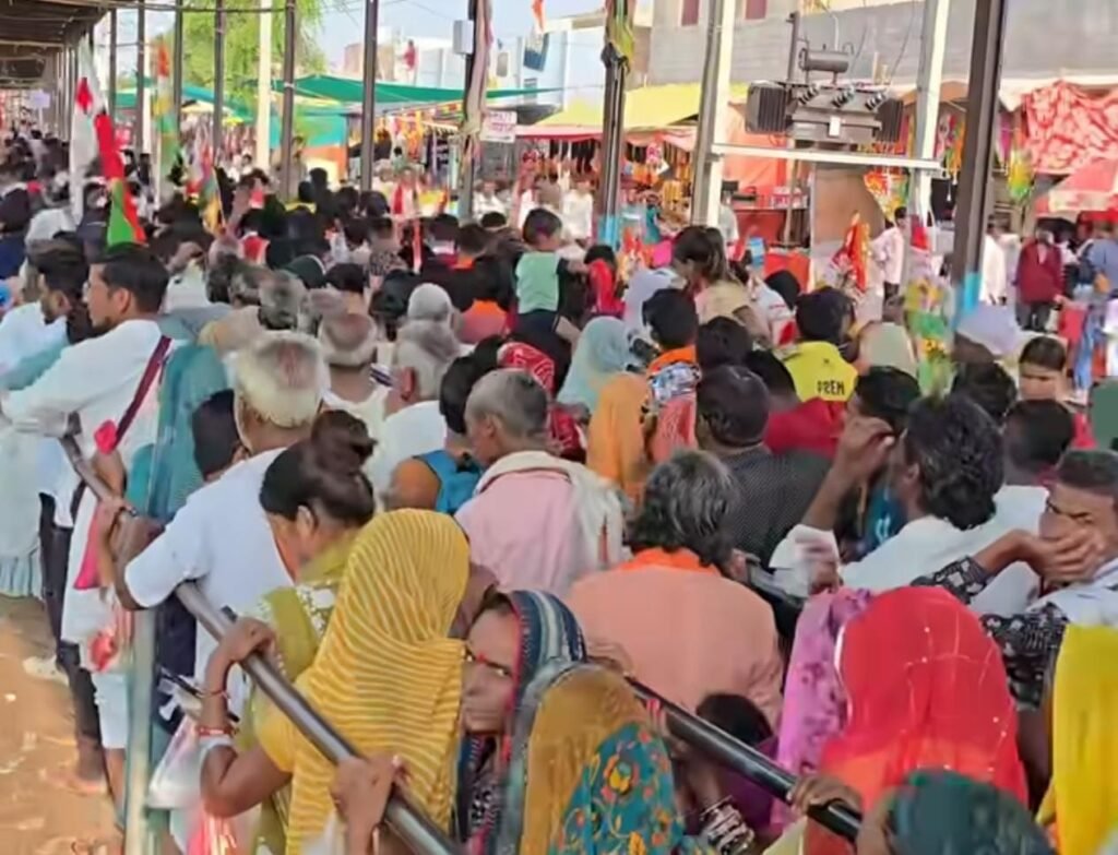 रामदेवरा मेला 2025: रोजाना 2 लाख से ज्यादा श्रद्धालु कर रहे दर्शन, कतारों के ऊपर बनाई गई पुलिया देखे... 1001306527